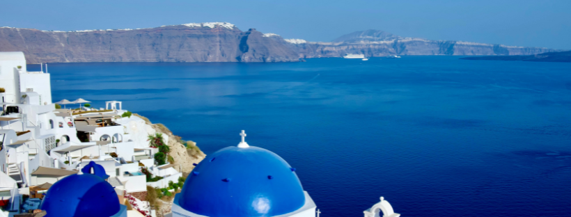 Vue de Santorin en Gr&egrave;ce, destination de croisi&egrave;re en M&eacute;diterran&eacute;e