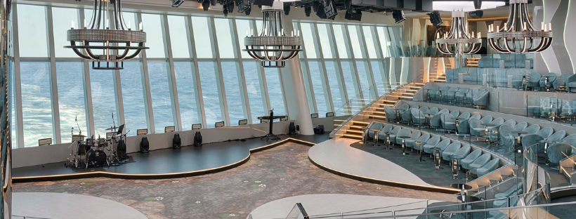 Salle de spectacle avec vue sur mer à bord du MSC World Atlantic