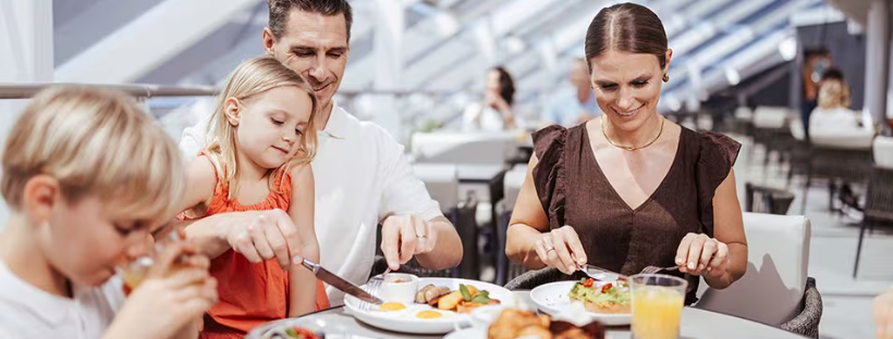 famille &agrave; table &agrave; bord d'un navire MSC