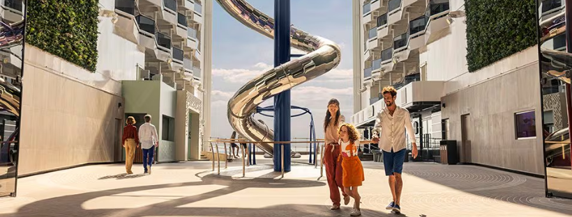Famille sur la promenade MSC World Europa