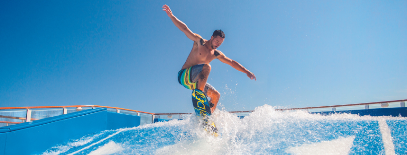Flowrider avec un homme qui fait du surf