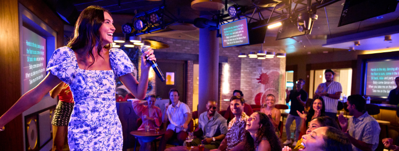 Femme qui chante au Karaoke