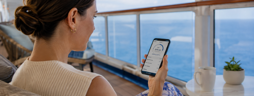 Passagère consultant son crédit à bord sur son téléphone