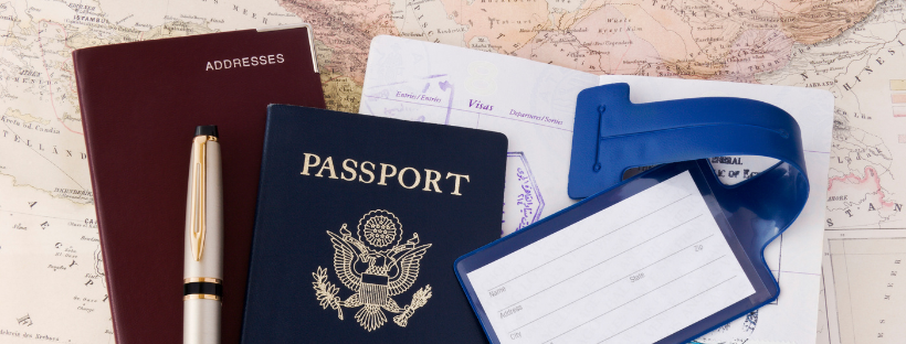 Passeport et carte d’embarquement avant une croisière