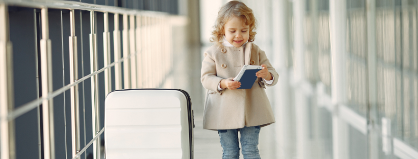Enfant avec son passeport pour partir en croisière