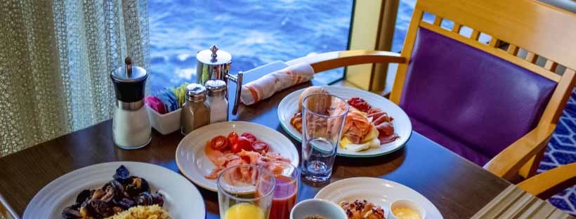 Petit d&eacute;jeuner &agrave; bord d'un navire de croisi&egrave;re