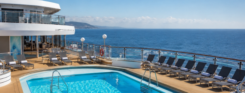 Piscine d&rsquo;un navire de croisi&egrave;re avec la mer visible en arri&egrave;re-plan