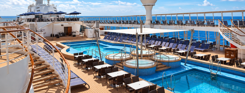 Pont piscine du Norwegian Sky avec ses bassins, transats et espaces de d&eacute;tente