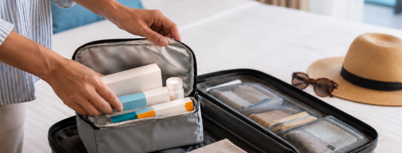 Pr&eacute;paration des m&eacute;dicaments dans une trousse avant le d&eacute;part en croisi&egrave;re