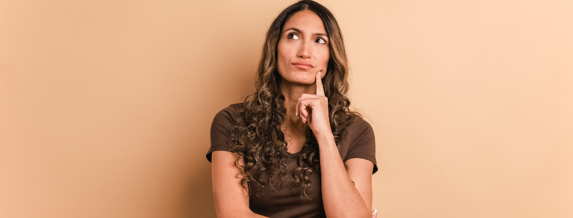 Jeune femme qui s'interroge