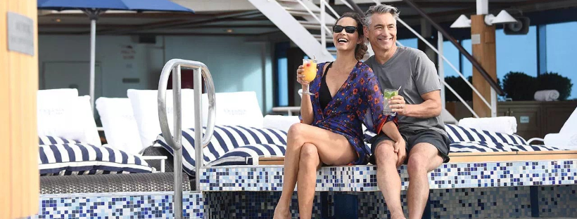 Couple de passagers au bord de la piscine du Regatta