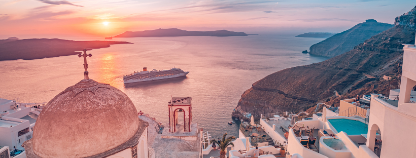 Paquebot de croisière au large de Santorin en Grèce