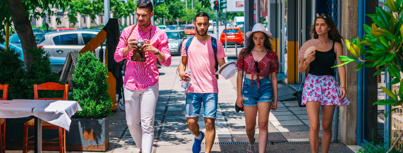 Groupe de touristes se promenant librement dans une ville lors d'une escale de croisière