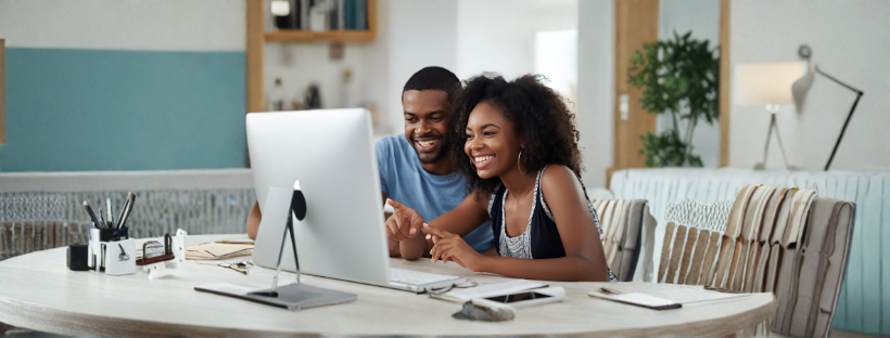 Couple face &agrave; un ordinateur