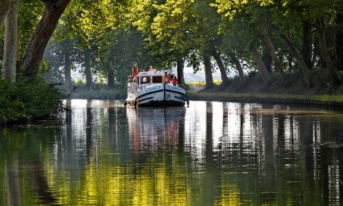 pénichette au coeur de la nature sur un canal 