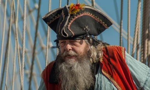 Photo d'un homme déguisé en pirate 