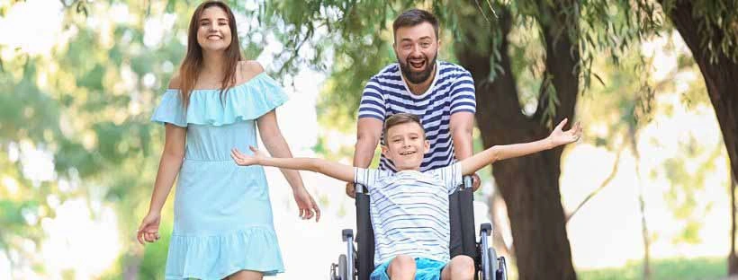Famille avec gar&ccedil;on en fauteuil roulant