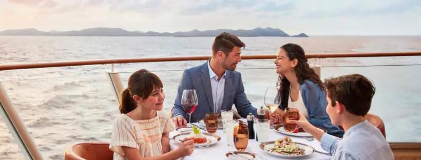 Famille au bord de l'eau sur un bateau Norwegian Cruise Line