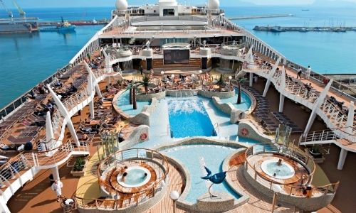 pont d’un bateau avec les nombreuses activités de la croisière, qui fait profiter les croisiéristes : piscine,jacuzzi, etc. 