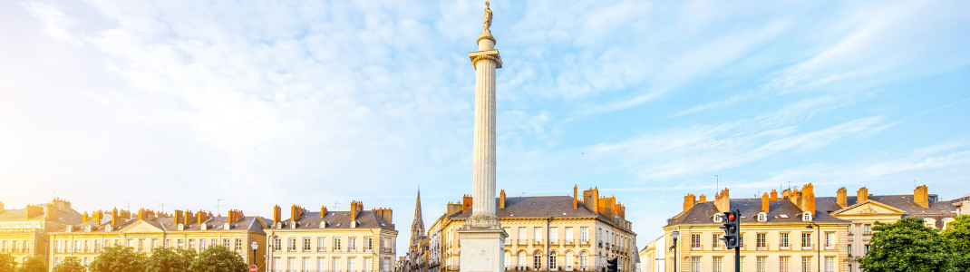 Nantes-fleuve-maison-arbre-vert-eau-ponton-bateau-croisiere-ville
