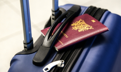 Passeport posé sur une valise