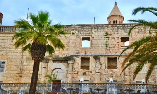 Le devant du palais de Doclétien à Split en Croatie