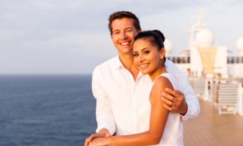 Couple heureux qui voyage sur un bateau, sur le pont supérieur