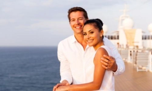 Couple heureux qui voyage sur un bateau, sur le pont sup&eacute;rieur