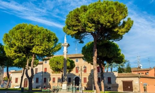 Piazza Duomo à Ravenne en Italie