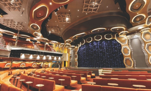 Intérieur salle de spectacle dans un bateau avec lumières, sièges, et scène