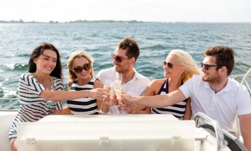 Groupe d'amis trinquant au champagne en croisière