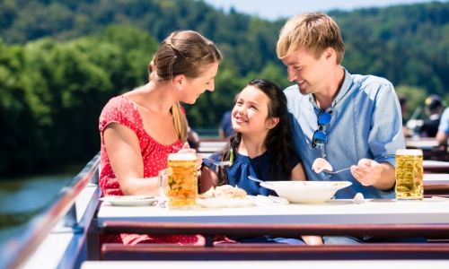 Famille déjeunant durant sa croisière