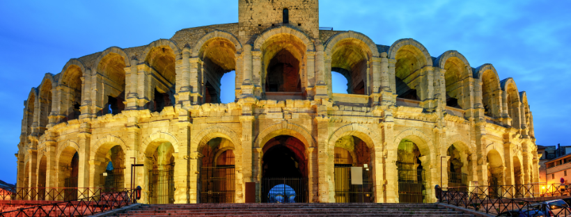 L'amphithéâtre d'Arles illuminé 