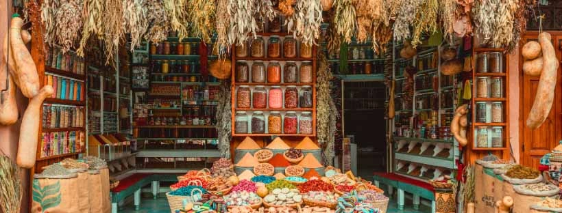 &eacute;tale d'&eacute;pices dans le souk de Casablanca