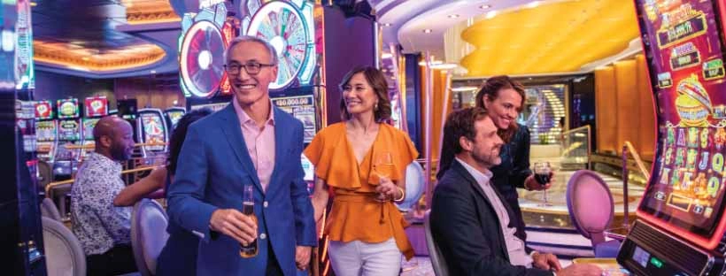Un couple dans le casino d'un navire de croisi&egrave;re