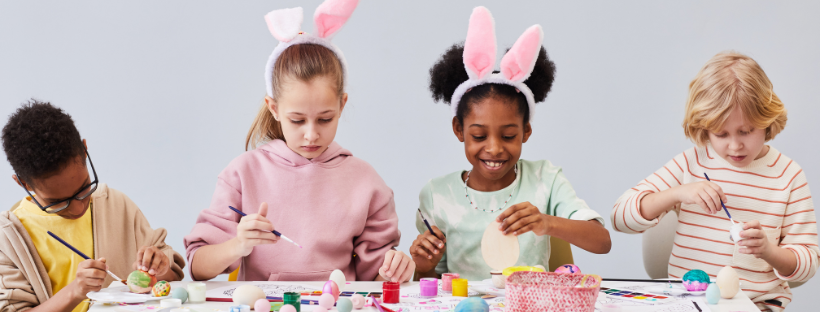 Des enfants qui peignent des oeufs de pâques