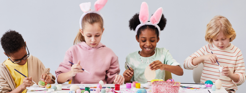 Des enfants qui peignent des oeufs de pâques 