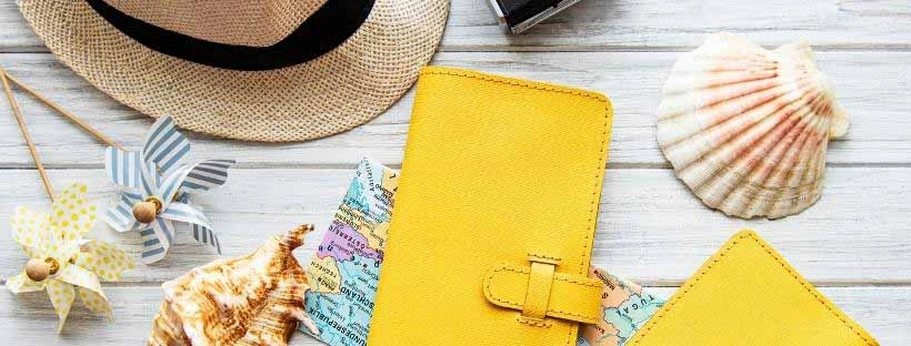Planning de vacances en mer et portefeuille pos&eacute;s sur la table