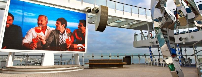 Le cinéma en plein air à bord du Smeralda, le navire de Costa Croisières