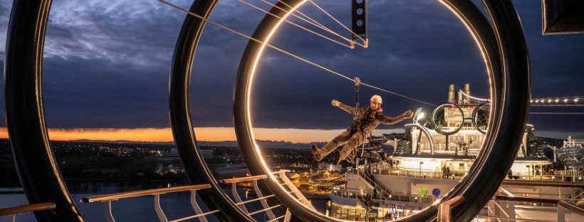 Un homme faisant de la tyrolienne la nuit à bord du MSC Seaside le navire de MSC Croisières 