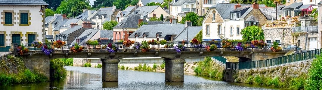 Le canal de Nantes à Brest traversant le village de Josselin, en Bretagne