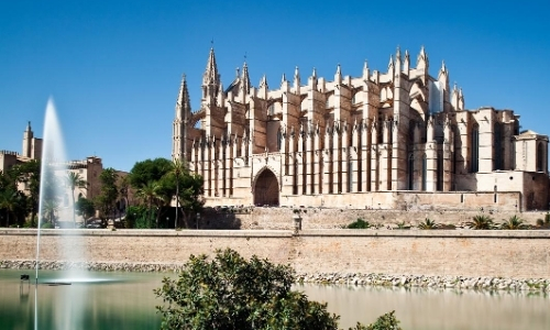 Vue sur la Cathédrale de Palma avec fontaine en premier plan