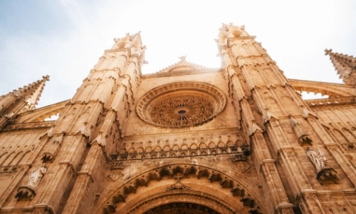 Vue sur la Cathédrale de Palma avec fontaine en premier plan