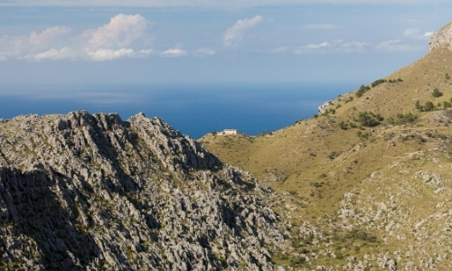 Vue depuis une chaîne de montagne, vue sur la mer