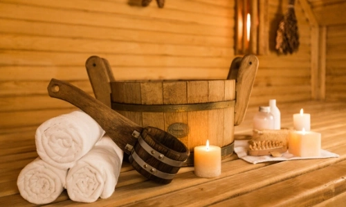 Vue &agrave; l'int&eacute;rieur d'un sauna avec serviettes, seau et bougies