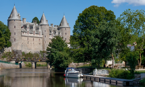 Château sur les rives d'un canal