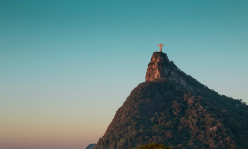 Vue au loin sur le mont du Corcovado à Rio de Janeiro au Brésil avec la statue du Christ Rédempteur à son sommet