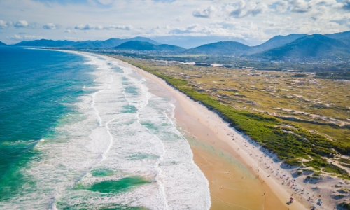 Vue aérienne sur la vaste plage de Joaquina à Florianopolis au Brésil