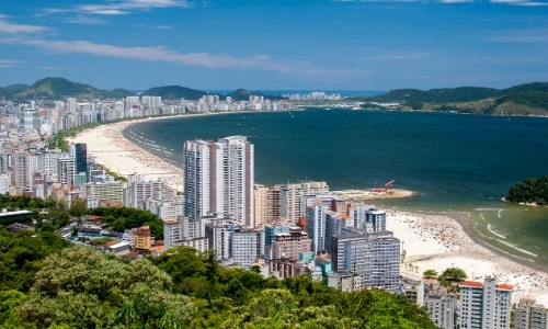 Ville de Santos au Brésil, en bord de mer avec plages et habitations