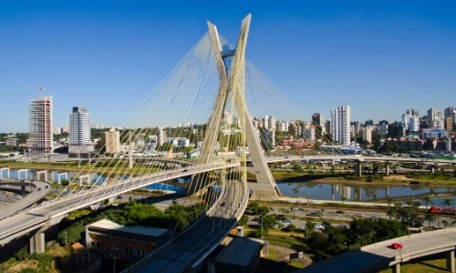 Vue aérienne sur le viaduc de Sao Paulo traversant la ville de part et d'autre avec buildings
